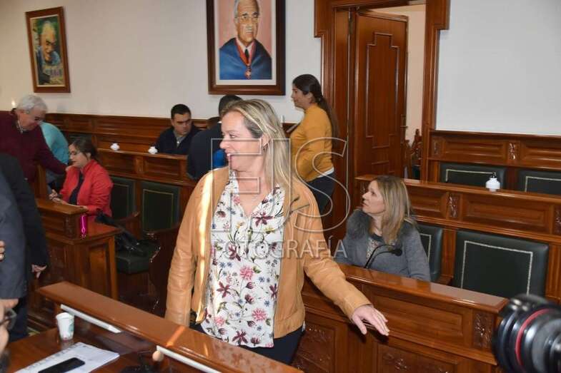 Sonsoles Martí, presidente local y concejal del PP de Telde, en el salón de Plenos (Foto TA)